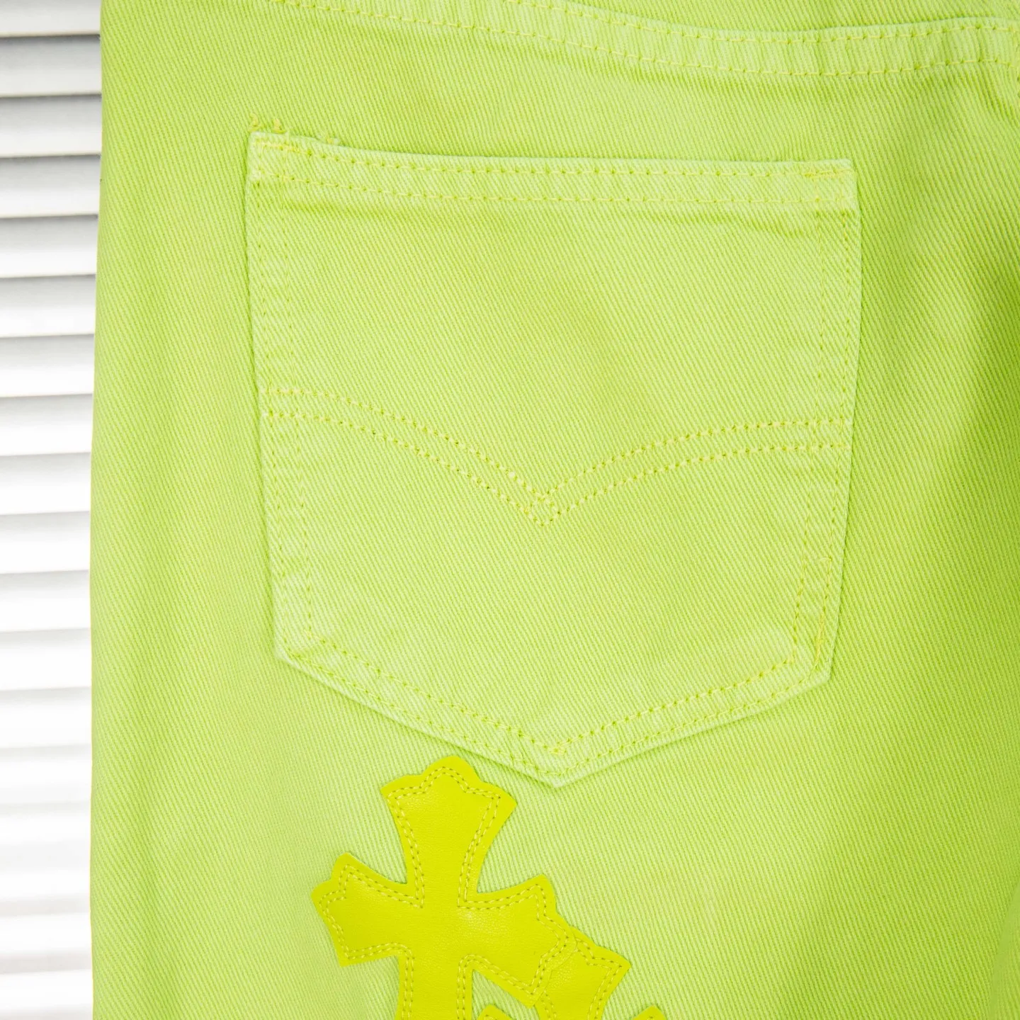 P250 Chrome Hearts dopamine green denim and black and yellow leather couple jeans are a hot trend this season and are sought after by countless celebrities and fashionistas. The neat details of the cutting process add color to the playful fashion! The neat and meticulous design, and the well-fitting structure is unique. The upper body not only has outstanding recognition, but also looks younger and younger. A style with the ultimate wearing meaning and performance, gorgeous color matching, and the craftsmanship of this style is also extremely extraordinary. After the finished product is washed, it is disassembled and hand-made with sheepskin cross leather and then spliced ​​together to complete. The whole piece has too many craftsmanship to describe. It is decorated with patchwork cross flowers and high-waisted washed jeans! ! Absolutely high-end luxury product, a god-level single product, a super popular product, made by top heavy industry, a magic weapon that cannot be missed to hit the streets. Style number: 1829# Size: 28 30 32 34 Color: green